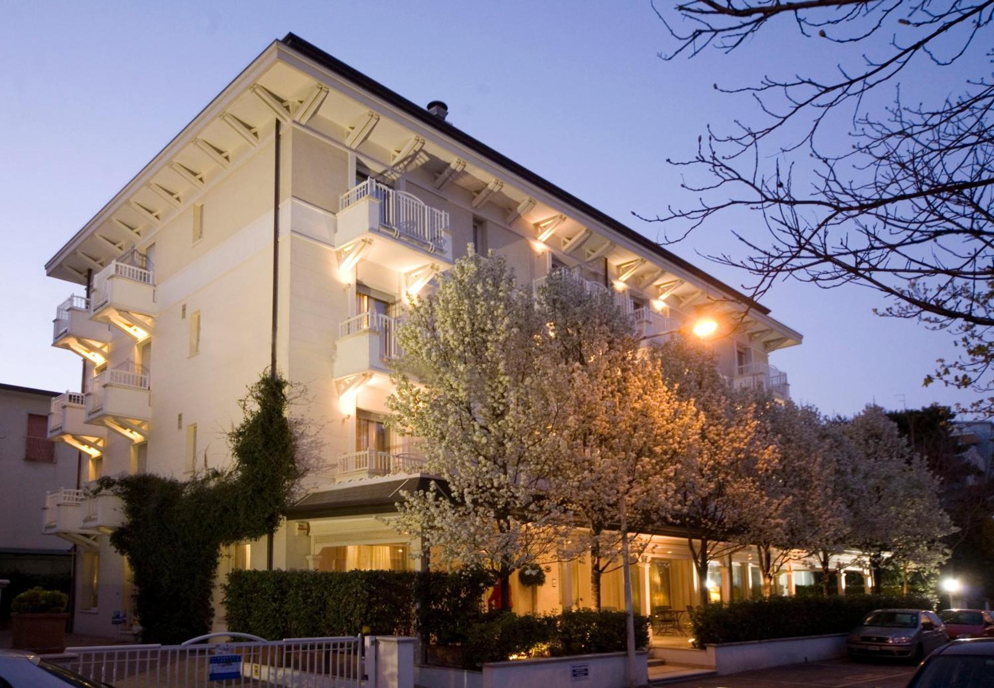 Hotel Maestrale Riccione Kültér fotó